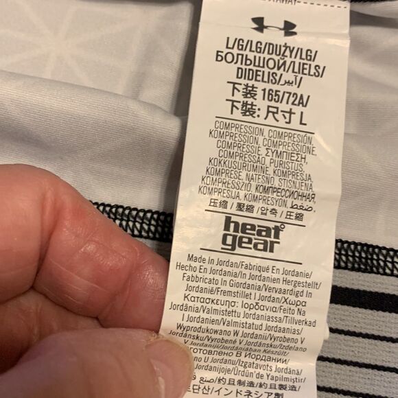 Under Armour black and white size large compression shorts - Picture 3 of 5